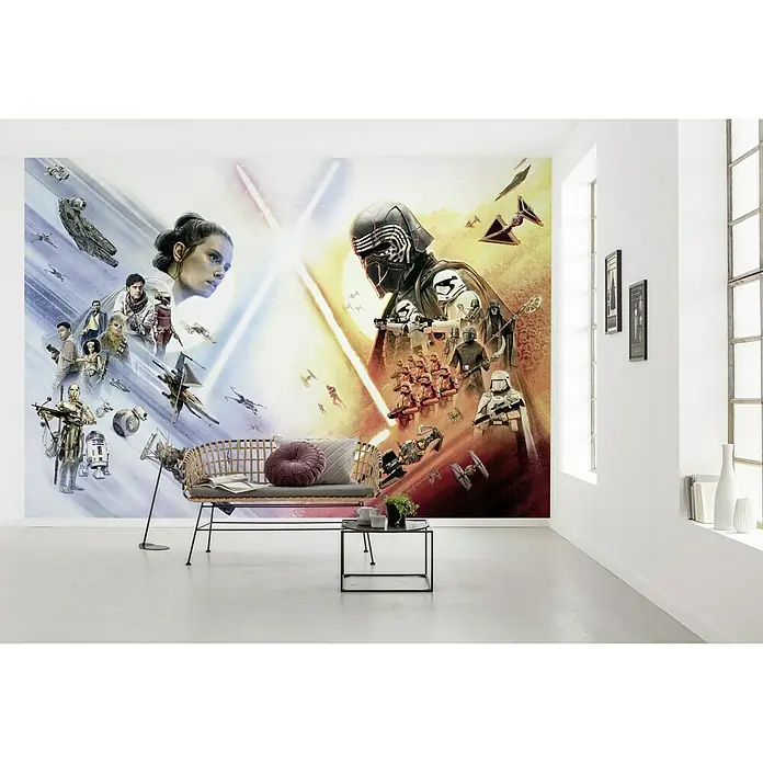 Komar Star Wars Fototapete EP9 Movie Poster Wide - 8 -tlg., B x H: 368 x 254 cm, Papier - Ein Wohnzimmer mit einem Star Wars-Wandbild, einem Rattansofa und einem Beistelltisch, das eine gemütliche und stilvolle Atmosphäre schafft.
