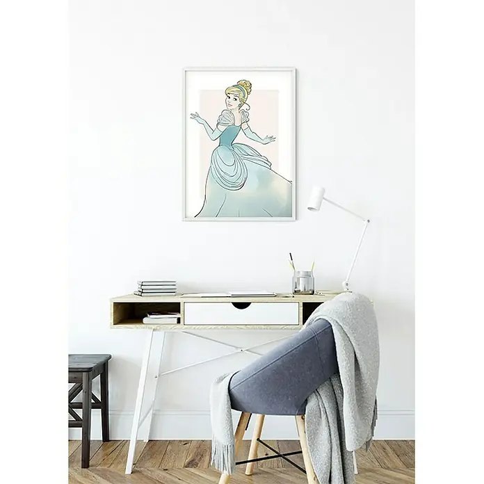 Komar Disney Edition 4 Poster Cinderella Beauty - Disney, B x H: 30 x 40 cm - Ein gerahmtes Cinderella-Kunstwerk hängt über einem stilvollen Schreibtisch, das dem Raum einen Hauch von Disney-Charme verleiht.