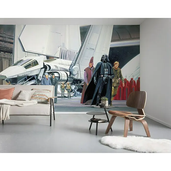 Komar Star Wars Fototapete RMQ Death Star Shuttle Dock - 10 -tlg., B x H: 500 x 250 cm, Vlies - Zimmer mit Star Wars Wandbild mit Darth Vader, Shuttle und roter Garde, mit beigem Sofa, Holzstuhl, Couchtisch und Teppich.