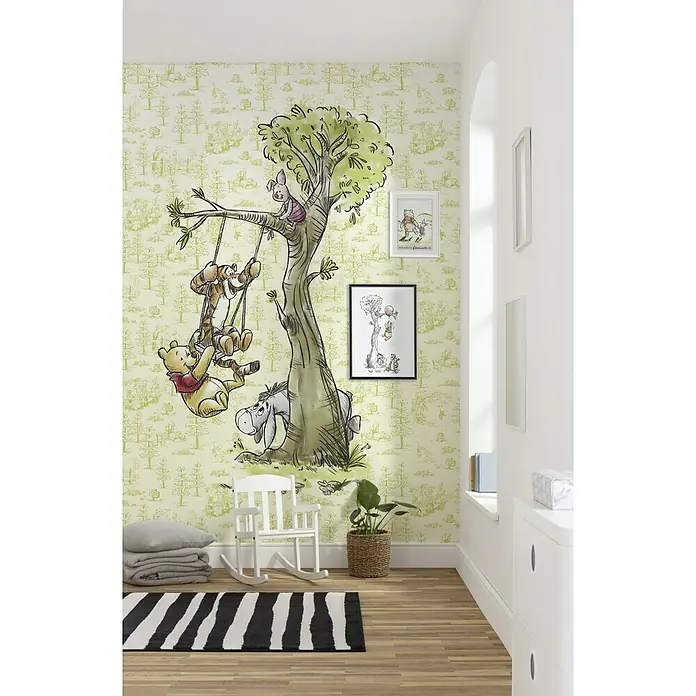 Komar Disney Edition 4 Fototapete Winnie Pooh in the Wood - 4 -tlg., B x H: 200 x 280 cm, Vlies - Kinderzimmer mit Winnie-the-Pooh-Tapete, die Pooh, Ferkel, Tigger und Esel darstellen, die an einem Baum spielen, mit passender Dekoration.