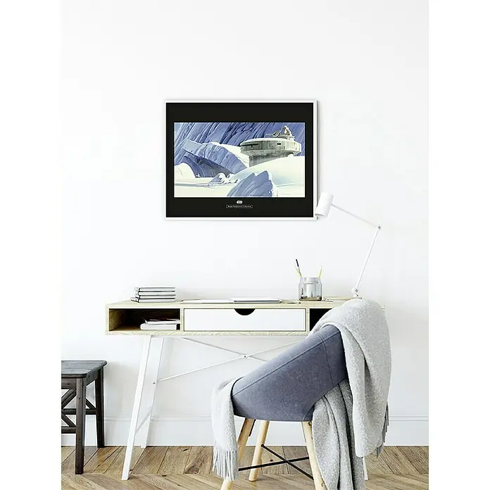 Komar Star Wars Poster RMQ Hoth Echo Base - Star Wars, B x H: 50 x 40 cm - Gerahmtes Kunstwerk mit einer Star Wars-Szene, das eine einzigartige Atmosphäre in jeden Raum bringt. Perfekt für Filmliebhaber und Kunstsammler.