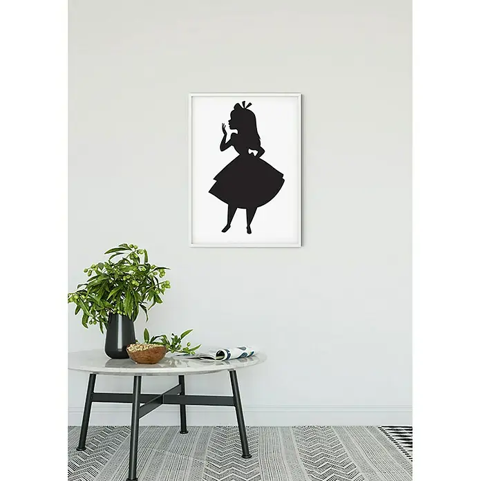 Komar Disney Edition 4 Poster Alice Silhouette - Disney, B x H: 40 x 50 cm - Schwarze Silhouette von Alice im Wunderland, gerahmt in Weiß, eine charmante Wanddekoration für Kinderzimmer oder Wohnbereiche.