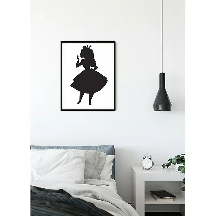 Komar Disney Edition 4 Poster Alice Silhouette - Disney, B x H: 50 x 70 cm - Schwarz gerahmtes Alice im Wunderland Silhouette-Poster an einer Schlafzimmerwand über einem Bett mit Nachttisch.