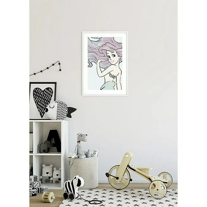 Komar Disney Edition 4 Poster Ariel Aquarell - Disney, B x H: 40 x 50 cm - Ein Kinderzimmer mit einem Arielle-Kunstdruck an der Wand, einem Spielzeugregal und einem Holzfahrrad für eine liebevolle Atmosphäre.