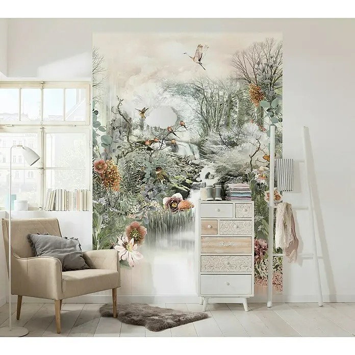 Komar Imagine Edition 3 - Stories Fototapete Fable - 4 -tlg., B x H: 184 x 254 cm, Papier - Das Interieur zeigt eine Kommode mit verschiedenen Schubladen vor einer Wandtapete mit Waldmotiv, die eine friedliche Atmosphäre schafft.