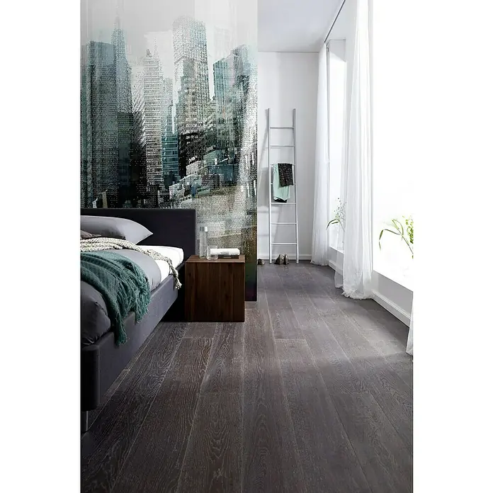 Komar Imagine Edition 3 - Stories Fototapete Rush - 4 -tlg., B x H: 184 x 254 cm, Papier - Modernes Schlafzimmer mit dunklem Holzboden, einem Boxspringbett mit grauem Bezug und einem Nachttisch aus dunklem Holz. Eine Fototapete mit Stadtmotiv ziert die Wand.