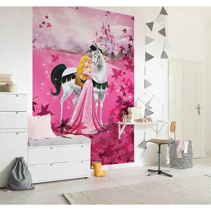 Komar Disney Edition 4 Fototapete Sleeping Beauty - 4 -tlg., B x H: 184 x 254 cm, Papier - Kinderzimmer mit Fototapete eines Schlosses, einer Prinzessin und einem weißen Pferd an der Wand.