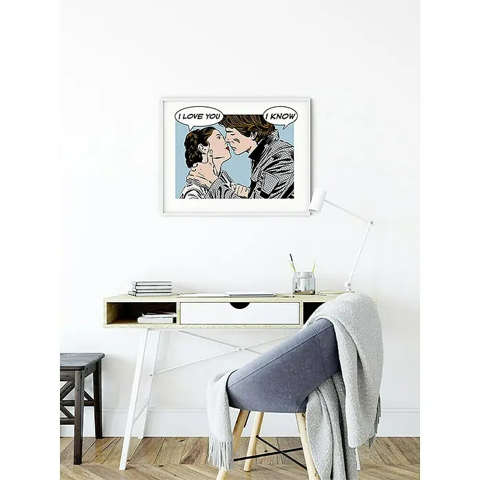 Komar Star Wars Poster Comic Quote Leia Han - Star Wars, B x H: 70 x 50 cm - Ein gerahmtes Bild mit einem Star Wars-Motiv hängt über einem modernen Schreibtisch mit minimalistischem Design.