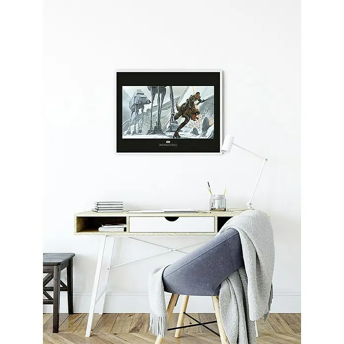 Komar Star Wars Poster RMQ Hoth Battle Ground - Star Wars, B x H: 40 x 30 cm - Star Wars: Die dunkle Bedrohung Kunstdruck, gerahmt und bereit, jede Wand mit einem Hauch von Science-Fiction-Flair zu schmücken.