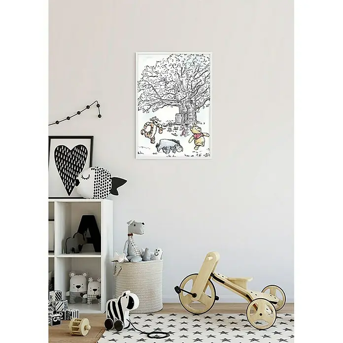Komar Disney Edition 4 Poster Winnie Pooh Playground - Disney, B x H: 30 x 40 cm - Kinderzimmer-Dekor mit einem Winnie Puh-Poster, das die Fantasie anregt und eine warme, verspielte Atmosphäre schafft.