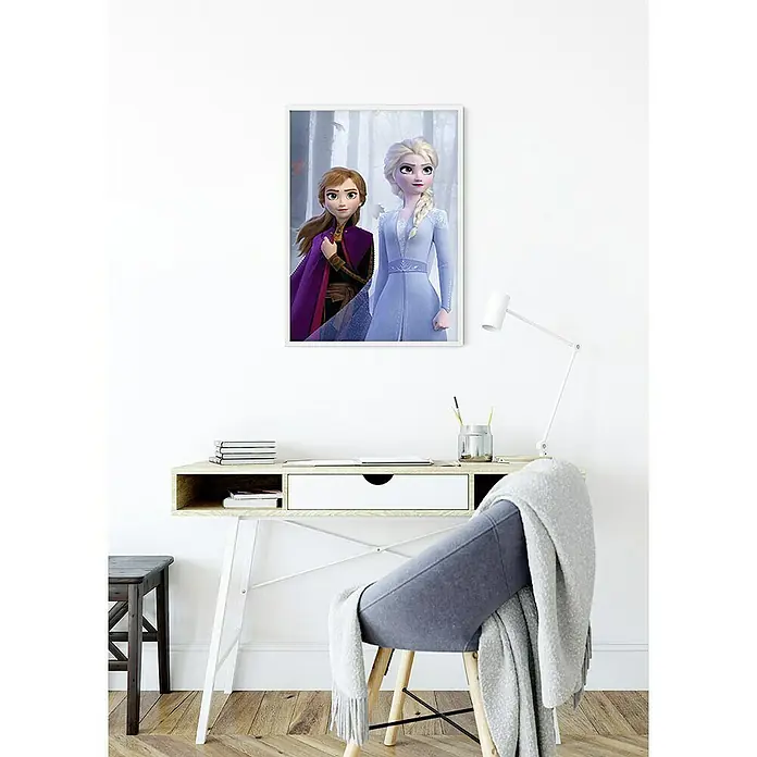 Komar Disney Edition 4 Poster Frozen Sisters In The Wood - Disney, B x H: 50 x 70 cm - Die "Frozen"-Poster verleihen jedem Raum einen Hauch von Magie. Hochwertiger Druck mit lebendigen Farben, ein Muss für jeden Fan!