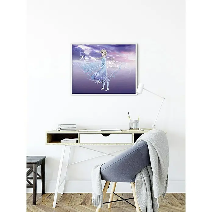 Komar Disney Edition 4 Poster Frozen The North Calls - Disney, B x H: 50 x 40 cm - "The North Calls" Bild mit Elsa aus Frozen. Das Poster hängt über einem Schreibtisch mit Büromaterial und einem grauen Stuhl.