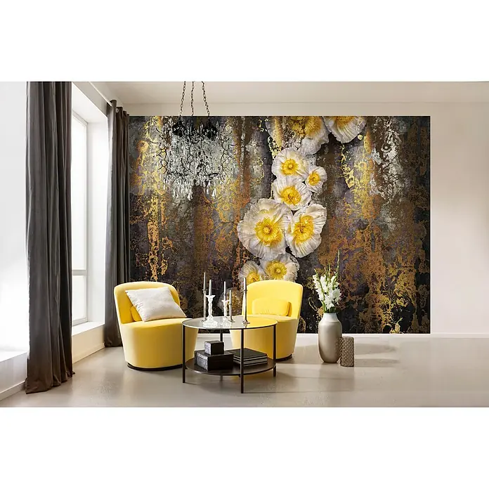 Komar Imagine Edition 3 - Stories Fototapete Serafina - 8 -tlg., B x H: 368 x 254 cm, Papier - Ein stilvolles Interieur mit gelben Sesseln, einem Couchtisch und einer Wandtapete mit Blumenmuster, das eine luxuriöse Atmosphäre schafft.