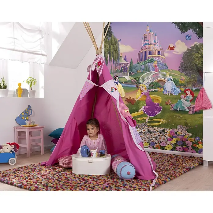 Komar Disney Edition 4 Fototapete Disney Princess Sunset - 4 -tlg., B x H: 184 x 254 cm, Papier - Mädchen im Spielzelt mit Dekor, das mit bunten Textilien und Prinzessinnenmotiven verziert ist.