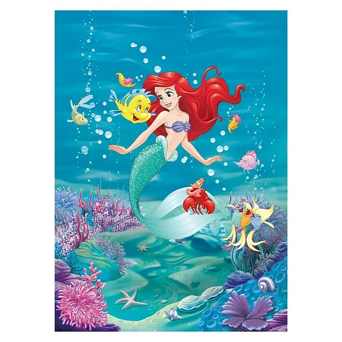 Komar Disney Edition 4 Fototapete Ariel Singing - 4 -tlg., B x H: 184 x 254 cm, Papier - Bezauberndes Bild von Arielle, der Meerjungfrau, umgeben von farbenfrohen Fischen und Korallen, das die Unterwasserwelt lebendig darstellt.