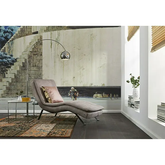 Komar Star Wars Fototapete RMQ Yavin Temple - 10 -tlg., B x H: 500 x 250 cm, Vlies - Graue Chaiselongue mit Kissen, Stehlampe und Beistelltisch auf einem gemusterten Teppich in einem stilvollen Interieur.