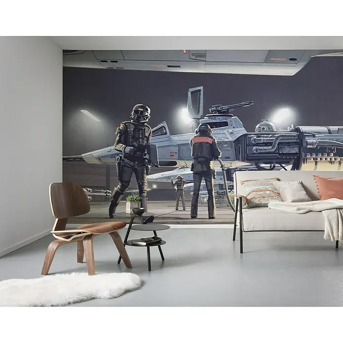 Komar Star Wars Fototapete RMQ Yavin Y-Wing - B x H: 500 x 250 cm, Vlies - Wandgemälde mit Star Wars-Design in einem modern eingerichteten Wohnzimmer, das ein futuristisches Flair und die Liebe zum Detail des Kunstwerks hervorhebt.