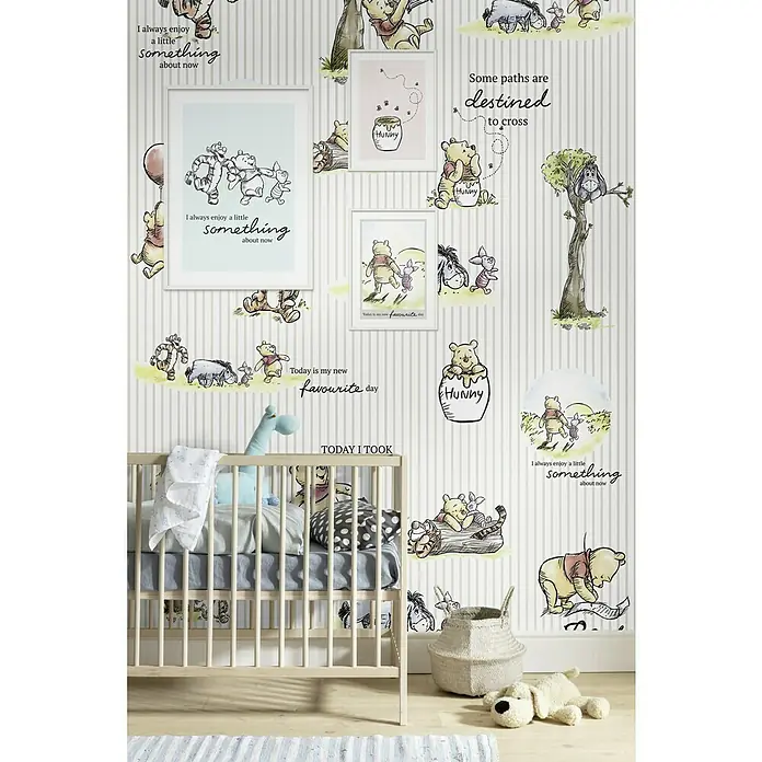 Komar Disney Edition 4 Fototapete Winnie Pooh Stripes - 4 -tlg., B x H: 200 x 280 cm, Vlies - Ein Kinderzimmer mit Winnie Puuh Wanddekorationen und einem beigen Kinderbett, das mit farblich passender Bettwäsche ausgestattet ist.