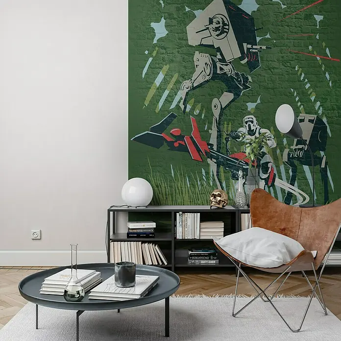 Komar Star Wars Fototapete Concrete Endor - 4 -tlg., B x H: 200 x 280 cm, Vlies - Raum mit Bücherregal und Stuhl vor einer Wand mit Star Wars-Motiv. Die Star Wars Wand sorgt für ein einzigartiges Ambiente.