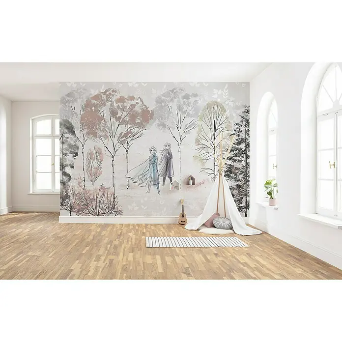 Komar Disney Edition 4 Fototapete Frozen Natural Spirit - 8 -tlg., B x H: 400 x 280 cm, Vlies - Kinderzimmer mit Wandbild von Elsa und Anna aus "Die Eiskönigin", einladendem Tipi und hellem Holzboden.
