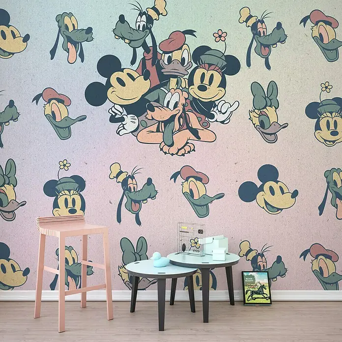 Komar Disney Edition 4 Fototapete Mickey Fab5 - 6 -tlg., B x H: 300 x 280 cm, Vlies - Ein Kinderzimmer mit verspielter Disney-Tapete, einem rosa Hocker und kleinen Tischen.