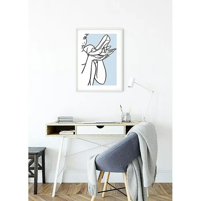 Komar Disney Edition 4 Poster Cinderella Glass Shoe - Disney, B x H: 50 x 70 cm - Elegante Wandkunst: Ein gerahmtes Bild mit einer stilvollen Illustration einer Frau, die einen Schuh hält, perfekt für ein modernes Ambiente.