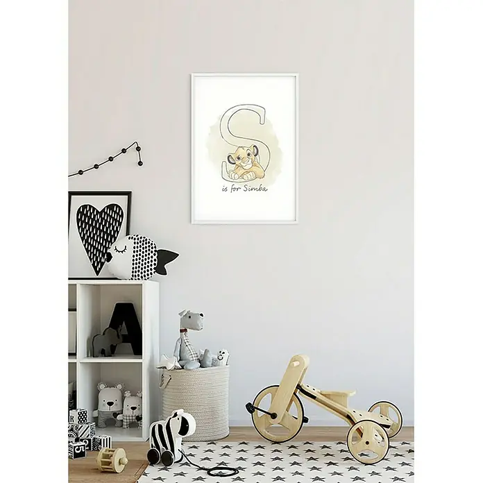 Komar Disney Edition 4 Poster S like Simba - Disney, B x H: 40 x 50 cm - Das Kinderzimmer zeigt ein Wandbild mit dem Buchstaben S für Simba, umgeben von Spielzeug wie einem Zebra und einem Holzlaufrad.