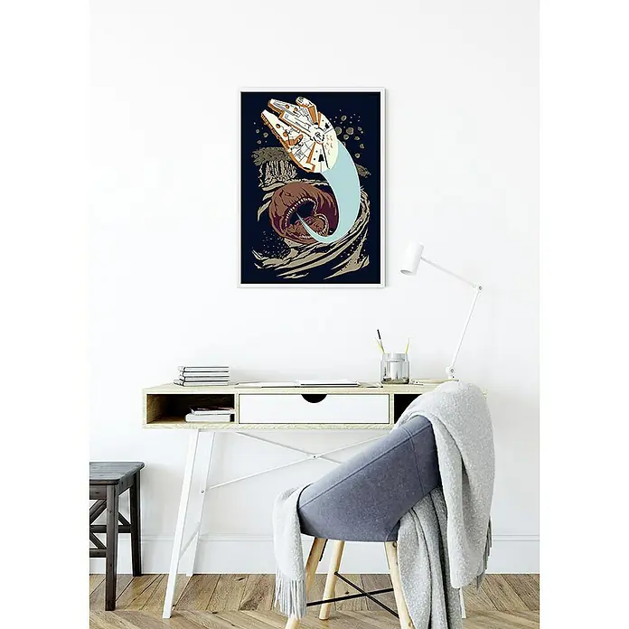 Komar Star Wars Poster Vector Asteroids Worm - Star Wars, B x H: 40 x 50 cm - Illustration eines Millenium Falken im Star Wars-Stil, gerahmt und an einer weißen Wand über einem Schreibtisch platziert, wodurch ein modernes Ambiente entsteht.