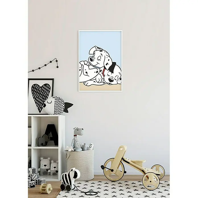 Komar Disney Edition 4 Poster 101 Dalmatiner Cuddle - Disney, B x H: 30 x 40 cm - Ein Kinderzimmer mit einem Dalmatiner-Poster an der Wand, das eine verspielte und fröhliche Atmosphäre schafft.