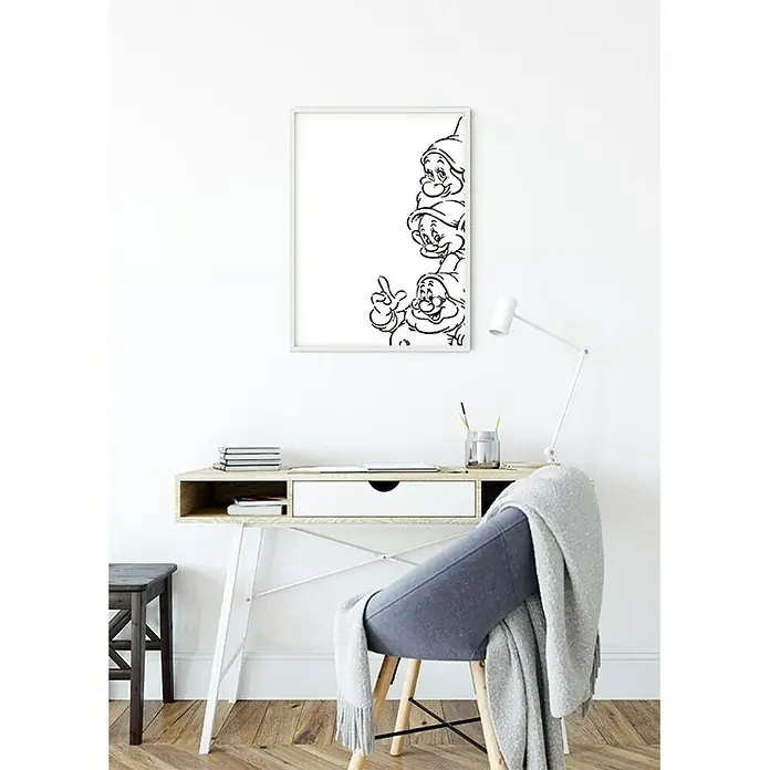 Komar Disney Edition 4 Poster Snow White Dwarves - Disney, B x H: 50 x 70 cm - Ein gerahmtes, minimalistisches Wandbild mit einer Illustration der sieben Zwerge, die ein Kinderzimmer oder Büro aufwertet.