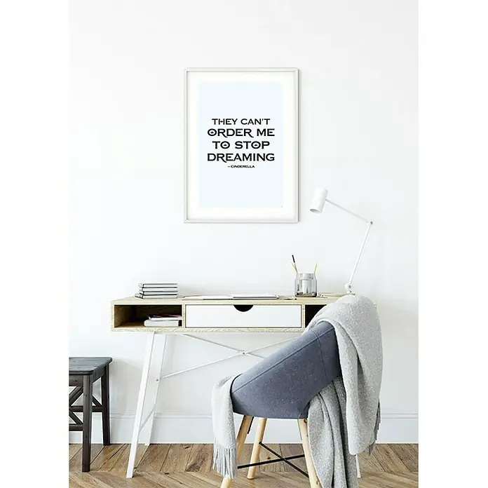 Komar Disney Edition 4 Poster Cinderella Quote - Disney, B x H: 40 x 50 cm - Gerahmtes Cinderella-Zitat-Poster über einem minimalistischen Schreibtisch mit Stuhl und Accessoires für eine stilvolle Wanddekoration.