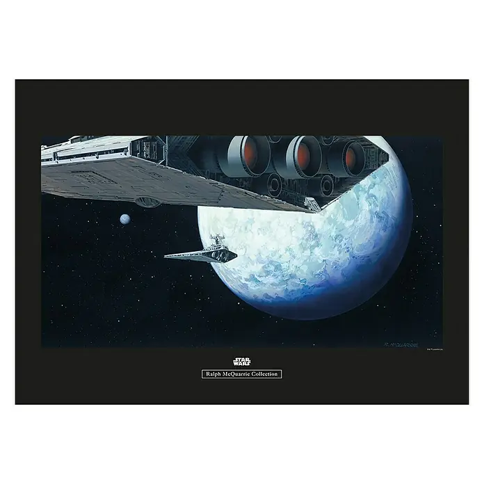 Komar Star Wars Poster RMQ Hoth Orbit - Star Wars, B x H: 70 x 50 cm - Ralph McQuarrie Star Wars Kunstdruck mit Sternzerstörer, der neben einem riesigen Mond durch den Weltraum fliegt, präsentiert in einer edlen Sammlung.