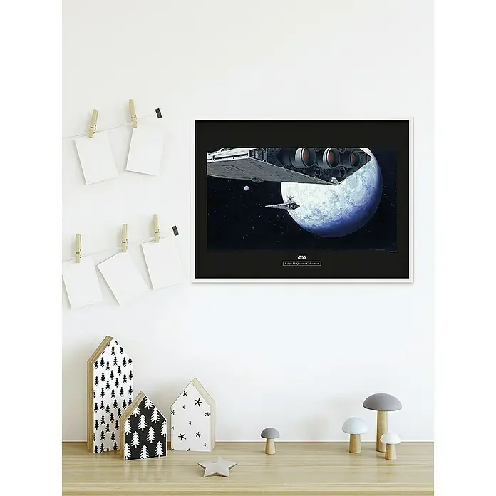 Komar Star Wars Poster RMQ Hoth Orbit - Star Wars, B x H: 70 x 50 cm - Gerahmtes Star Wars Ralph McQuarrie Collection-Poster mit Raumschiff-Motiv. Dekoratives Wandbild für Fans des Weltraum-Epos.
