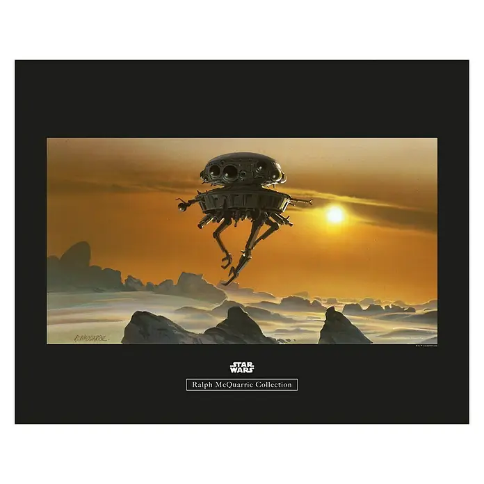 Komar Star Wars Poster RMQ Hoth Probe Droid - Star Wars, B x H: 40 x 30 cm - Star Wars Ralph McQuarrie Kollektion: Das Bild zeigt eine Droide über einer felsigen Landschaft im orangefarbenen Licht des Sonnenuntergangs.