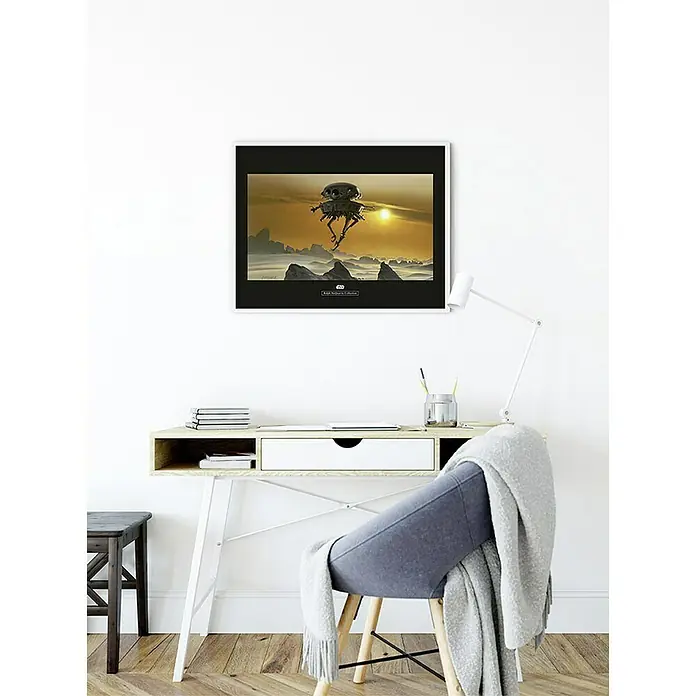 Komar Star Wars Poster RMQ Hoth Probe Droid - Star Wars, B x H: 40 x 30 cm - Gerahmtes Kunstwerk „Ralph McQuarrie Collection – AT-ST auf Hoth“ mit einem AT-ST Walker vor einem orangefarbenen Himmel, das eine moderne Note verleiht.