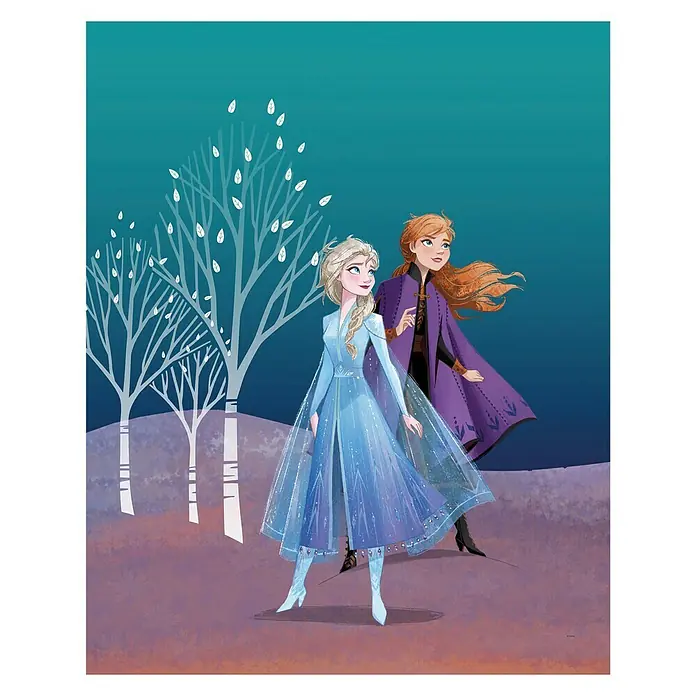 Komar Disney Edition 4 Poster Frozen Sisters - Disney, B x H: 40 x 50 cm - Illustration von Elsa und Anna aus "Die Eiskönigin" vor Bäumen. Elsa trägt ein blaues Kleid, Anna einen lila Umhang.