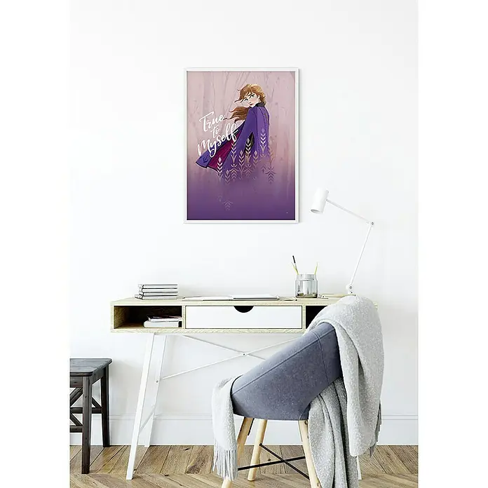 Komar Disney Edition 4 Poster Frozen Anna True To Myself - Disney, B x H: 40 x 50 cm - Poster mit Anna aus Frozen hängt über einem Schreibtisch, der mit einer Lampe, Büchern und einem Stuhl dekoriert ist.