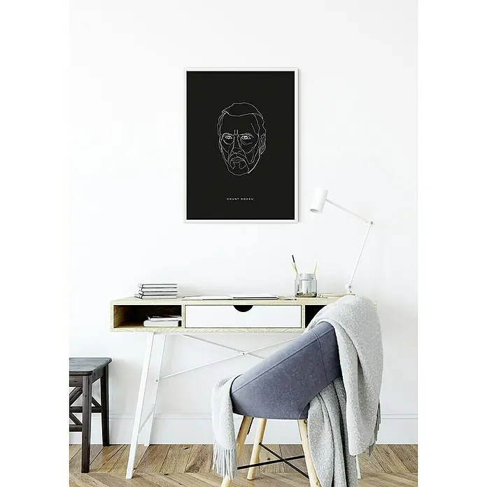 Komar Star Wars Poster Lines Dark Side Dooku - Star Wars, B x H: 30 x 40 cm - Das Bild zeigt ein gerahmtes Count Dooku-Linienportrait über einem Schreibtisch mit Stuhl und Schreibtischlampe in einem minimalistischen Raum.