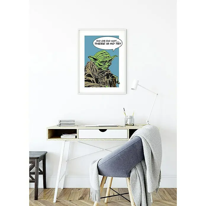 Komar Star Wars Poster Comic Quote Yoda - Star Wars, B x H: 40 x 50 cm - Ein gerahmtes Yoda-Poster mit dem Zitat "Tu es oder tu es nicht... Es gibt kein Versuchen" hängt über einem stilvollen Schreibtisch.