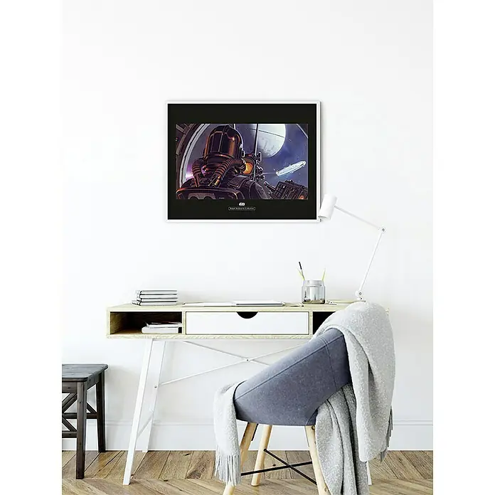 Komar Star Wars Poster RMQ TIE-Fighter Pilot - Star Wars, B x H: 70 x 50 cm - Ein gerahmtes Star Wars-Poster hängt über einem Schreibtisch und zeigt Ralph McQuarries Nymdok-Illustration, die eine Hommage an ein Science-Fiction-Erbe darstellt.