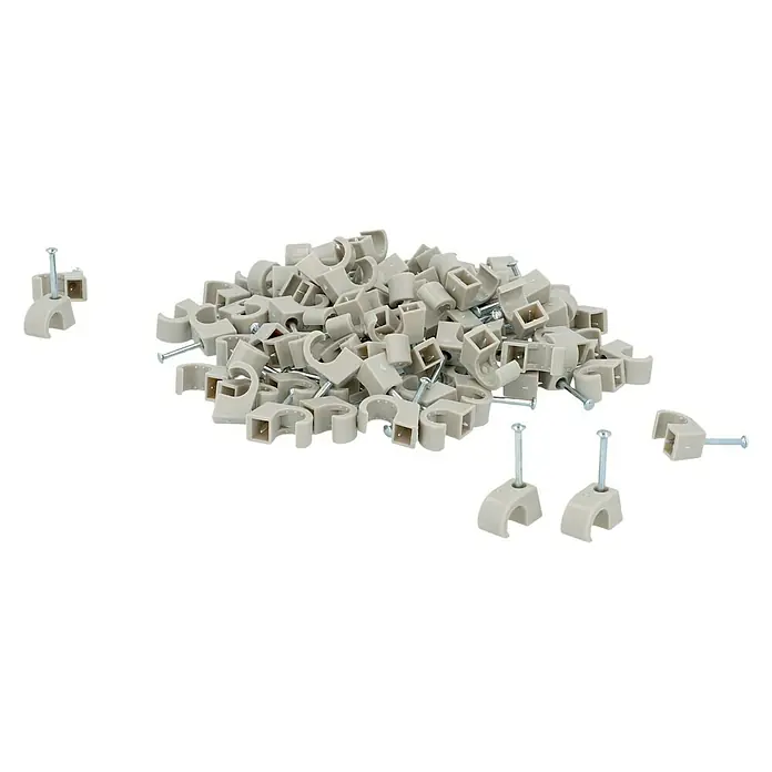 BAUHAUS Grapa para cable - An x L: 6 x 25 mm, Acero, Gris, 100 ud. - Un montón de clips de cable grises con clavos dispersos sobre una superficie blanca, ideales para organizar cables.