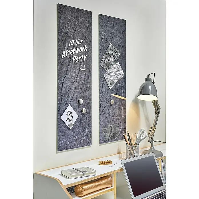 Zeller Present Magnet-Set - 6 -tlg., Durchmesser: 27 mm - Schiefertafeln als Notizboards. An den Boards hängen Notizen mit Magneten, darunter ein Schreibtisch mit Lampe und Laptop.