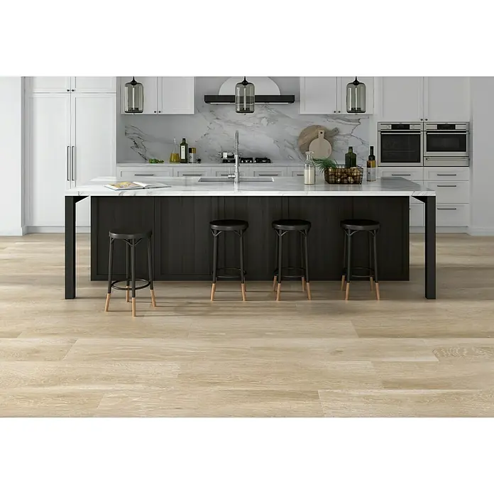 BHS Showroom Pavimento porcelánico Atelier - 120 x 23,3 cm, Natural - Una cocina moderna con una isla, complementada con taburetes con asientos negros y patas de madera clara. La isla de cocina tiene una encimera elegante.
