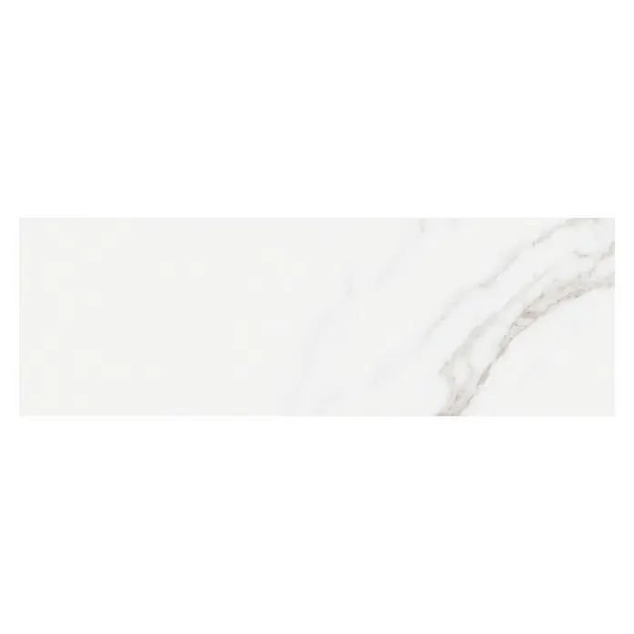 Revestimiento de pared Palatina - 90 x 30 cm, Blanco, Rectificado, Brillante - Primer plano de una baldosa de mármol blanco con sutiles vetas grises, que irradia elegancia y alta calidad artesanal.
