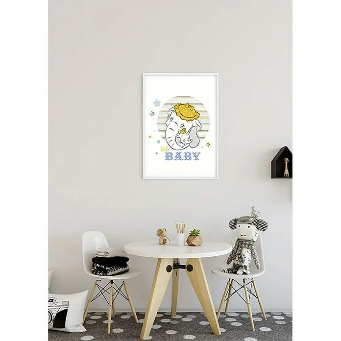Komar Disney Edition 4 Poster Dumbo Little Baby - Disney, B x H: 30 x 40 cm - Ein Kinderzimmer-Dekorationsstück, ein gerahmtes Bild mit Elefantenmotiv, das eine sanfte und liebevolle Atmosphäre für Babys und Kinder schafft.