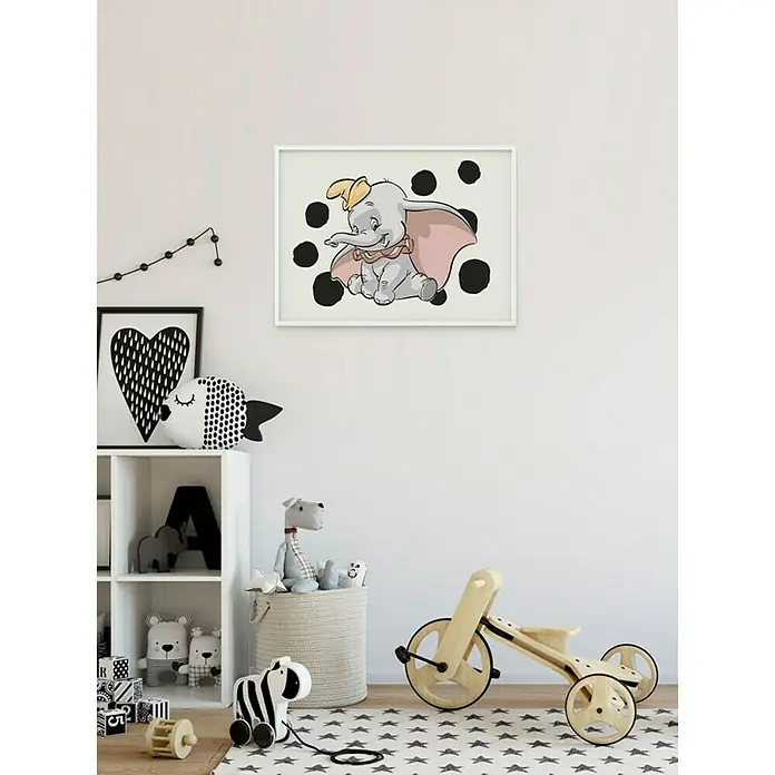 Komar Disney Edition 4 Poster Dumbo Dots Landscape - Disney, B x H: 70 x 50 cm - Ein Kinderzimmer mit einem Dumbo-Kunstdruck an der Wand, der eine verspielte und fantasievolle Atmosphäre schafft.\n