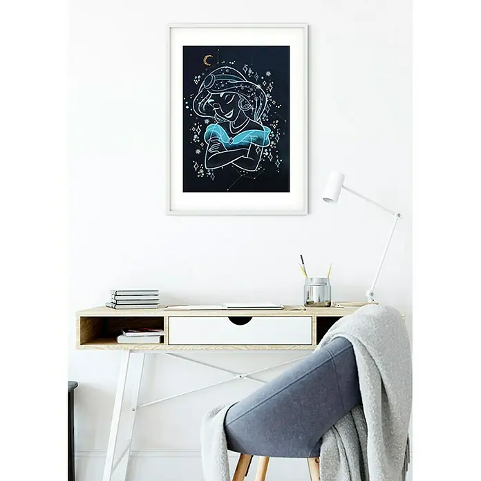 Komar Disney Edition 4 Poster Jasmin Dreaming - Disney, B x H: 30 x 40 cm - Ein gerahmtes Wandkunstwerk mit einem stilisierten Jasmine-Motiv, das eine elegante Note in jedem Raum, wie z.B. einem modernen Büro, verleiht.