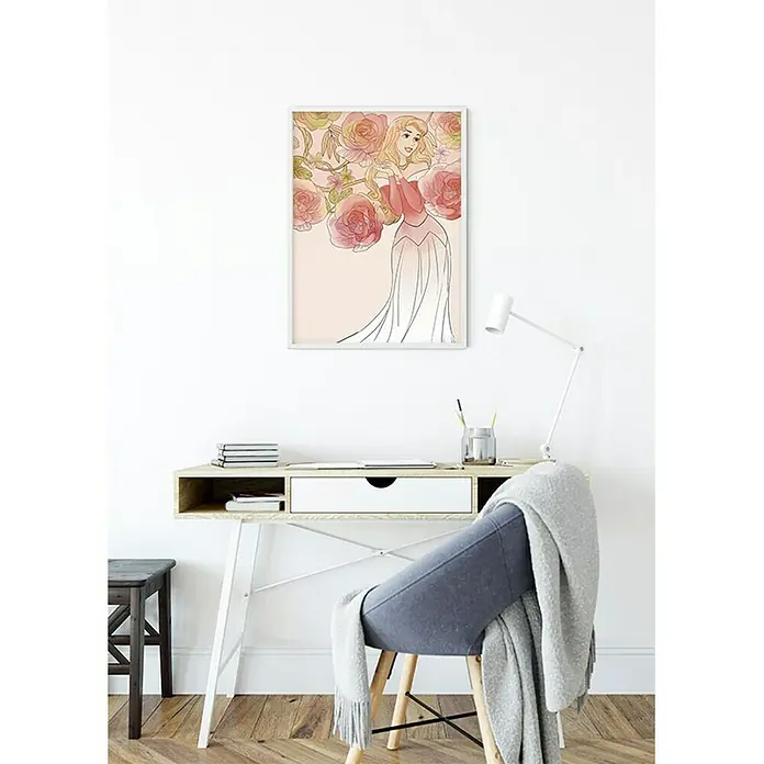 Komar Disney Edition 4 Poster Sleeping Beauty Roses - Disney, B x H: 40 x 50 cm - Ein gerahmtes Aurora-Kunstdruckbild mit Rosendesign, das über einem Schreibtisch in einem Raum hängt. Die Farben sind sanft und die Szene ist beruhigend.