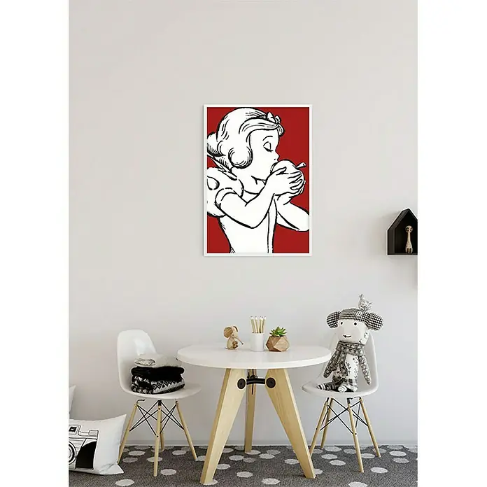 Komar Disney Edition 4 Poster Snow White Apple Bite Red - Disney, B x H: 30 x 40 cm - Das dekorative Kunstwerk "Schneewittchen" mit weißer Silhouette auf rotem Grund ist eine stilvolle Wanddekoration für jedes Kinderzimmer.