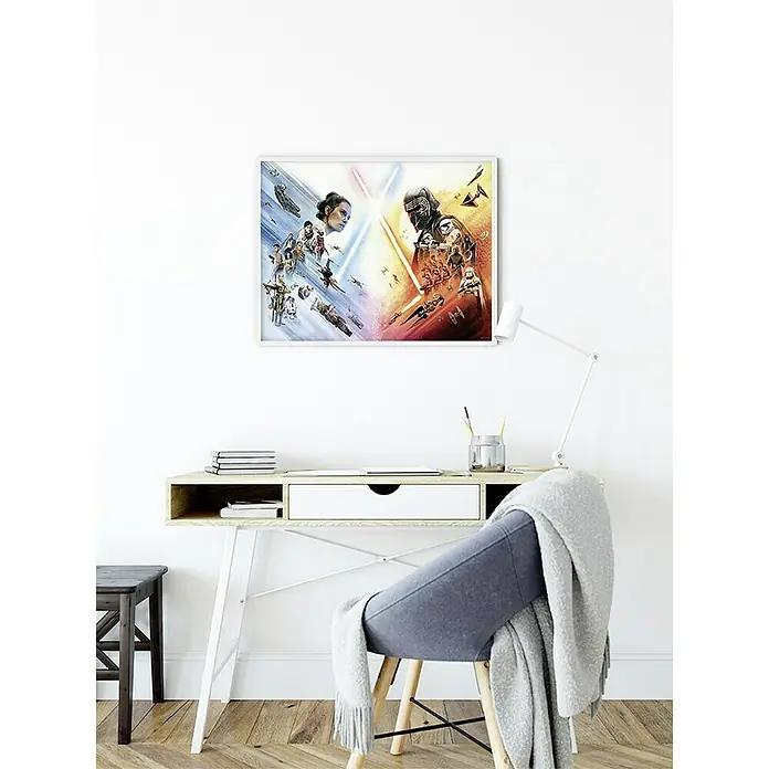 Komar Star Wars Poster Movie Poster - Star Wars, B x H: 70 x 50 cm - Star Wars: Der Aufstieg Skywalkers Filmposter, gerahmt und an einer weißen Wand über einem stilvollen Schreibtisch angebracht.